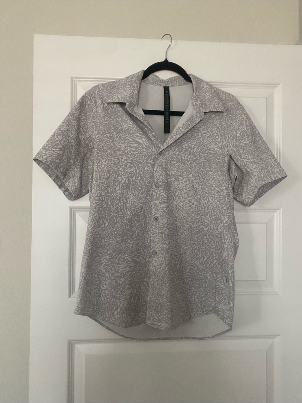 lululemon athletica | Men's Short-Sleeve Button-Down Shirt | Gray Print | Small